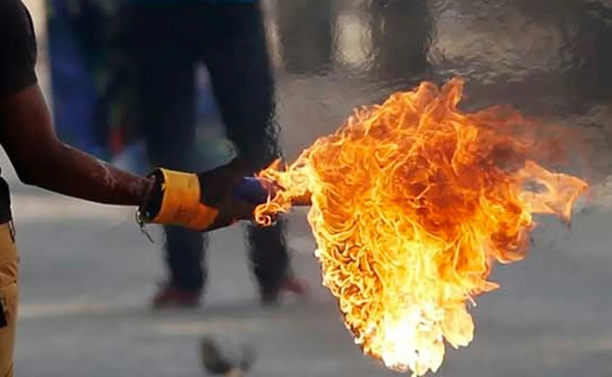 Arrojan bombas molotov e incendian unidad en batallón militar