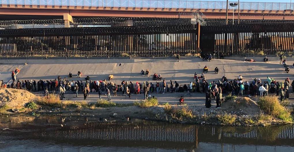Cruce masivo de migrantes en Juárez
