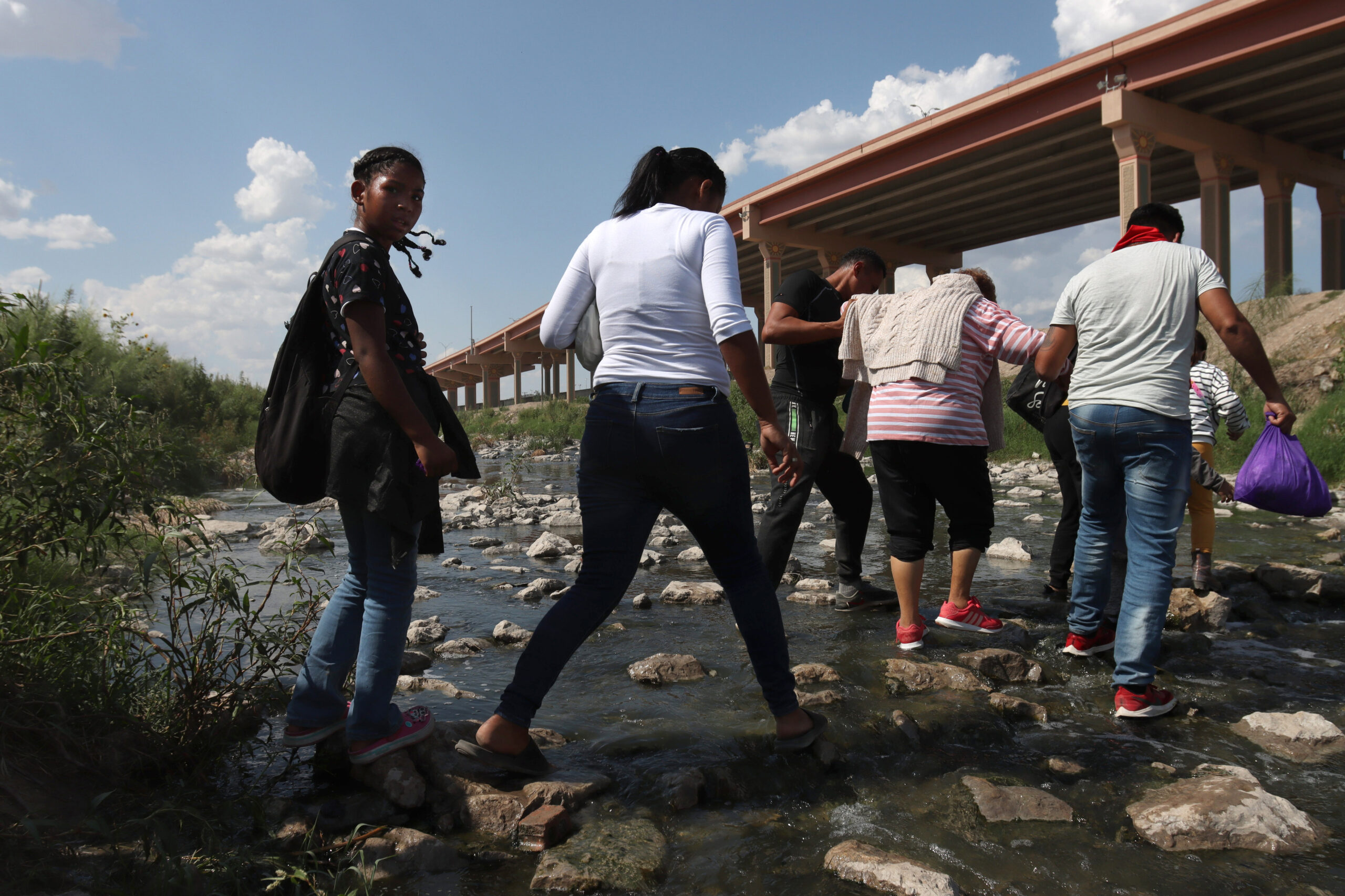 Migrantes siguen cruzando por Juárez