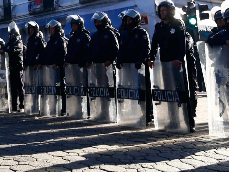 Rescatan a dos policías de ser linchados en Puebla