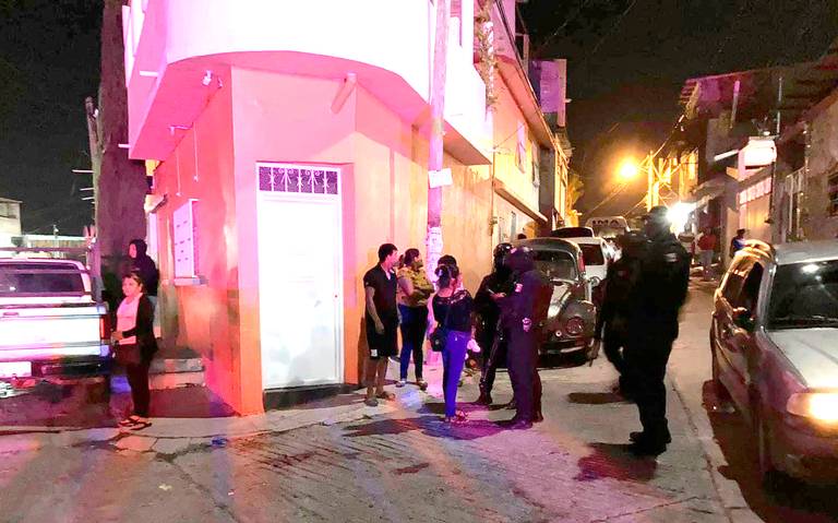 Los hechos ocurrieron al filo de las 9:30 de la noche sobre la calle principal de la colonia Manuel Altamirano Chilpancingo, a unos metros de una tienda de autoservicio.