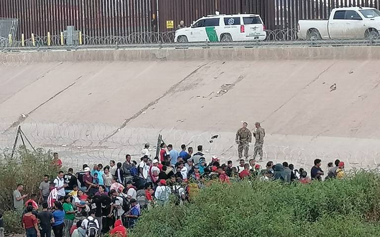 Un grupo numeroso de migrantes de distintas nacionalidades en Ciudad Juárez, sin respuesta en la aplicación para asilo político, se entregó a autoridades migratorias.