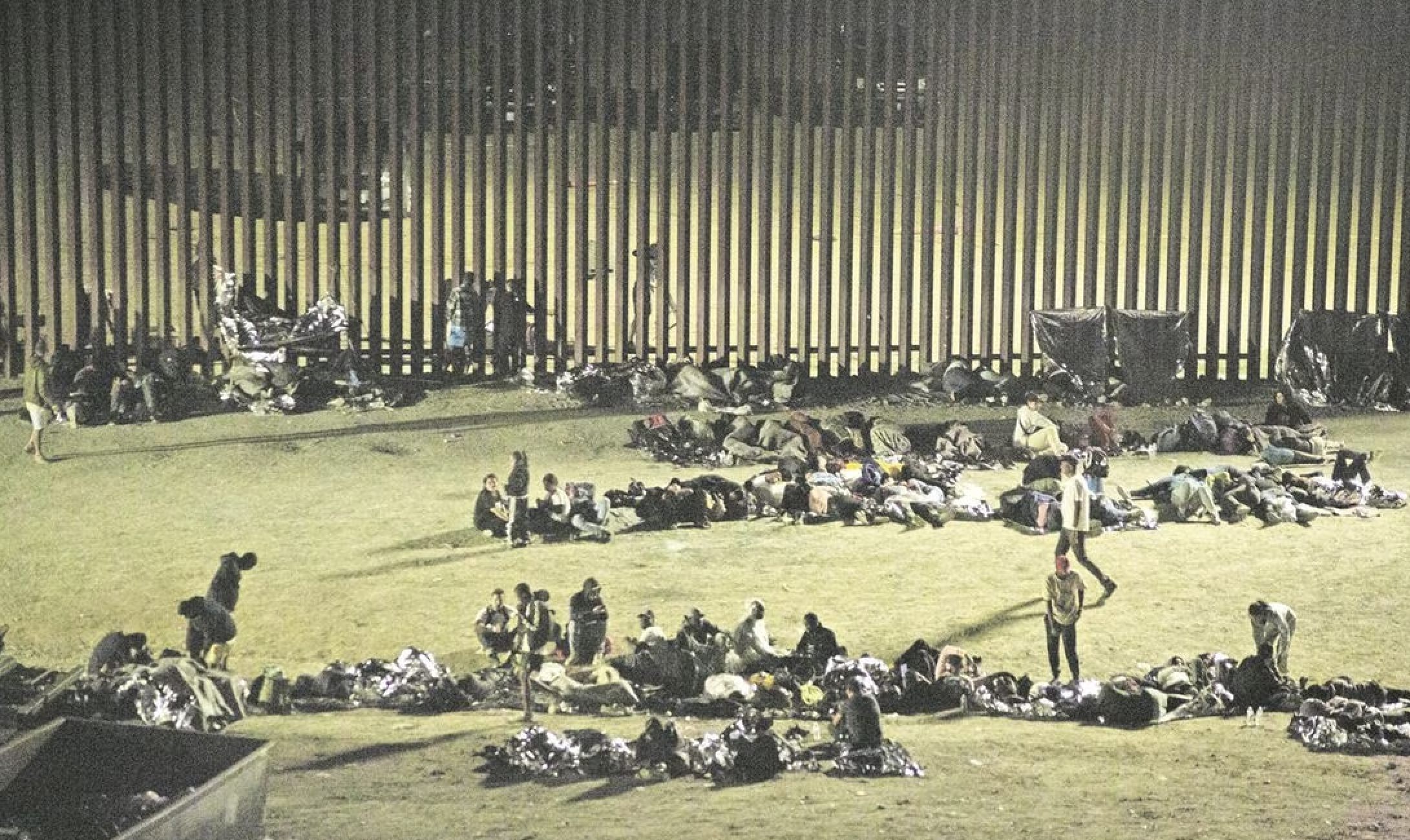 Al momento suman alrededor de 300 los migrantes aglomerados de distintas nacionalidades, entre los que predominan chinos, que piden se les procese en EUA.