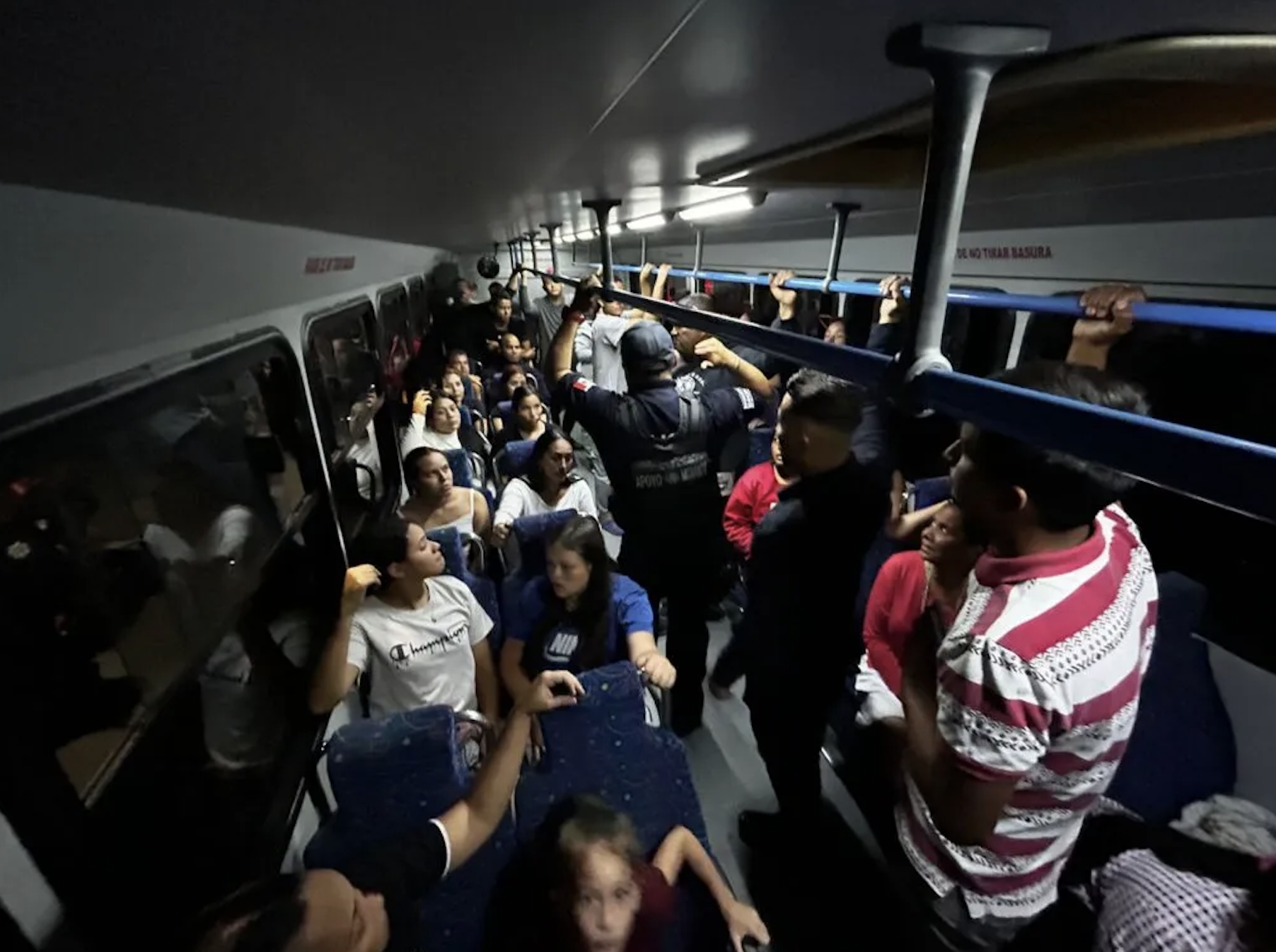 La policía de Ecatepec en coordinación de elementos de la Guardia Nacional aseguraron este jueves a por lo menos 85 migrantes ilegales en una casa ubicada en la colonia Santa Águeda, de mismo municipio.