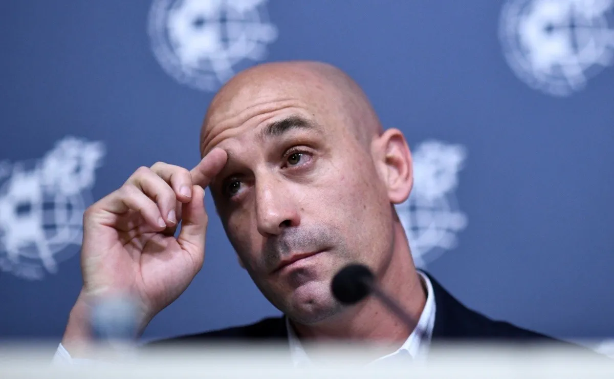 FIFA suspende tres años a Luis Rubiales por besar forzadamente a Jenny Hermoso