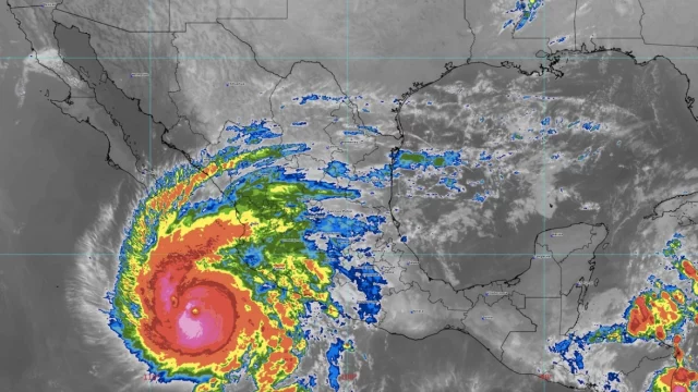 Huracán Norma alcanza categoría 4 y amenaza a 7 estados en México