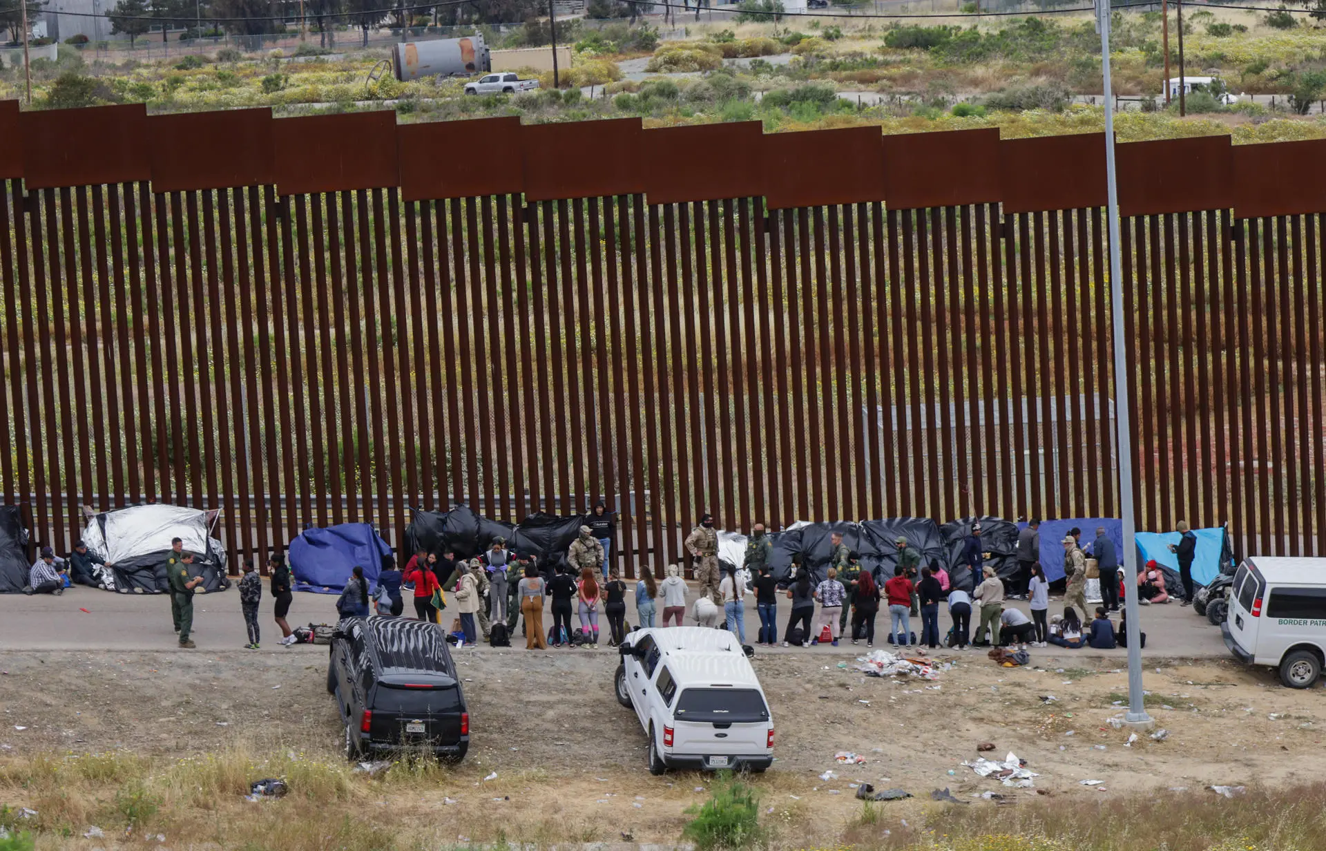 Joe Biden extenderá muro en frontera con México para frenar migrantes