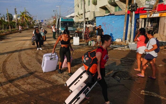 Primer avión de Acapulco con turistas varados por ‘Otis’