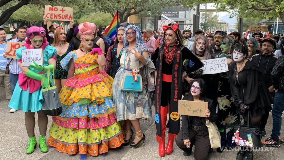Protesta comunidad LGBT+ en FIL Monterrey