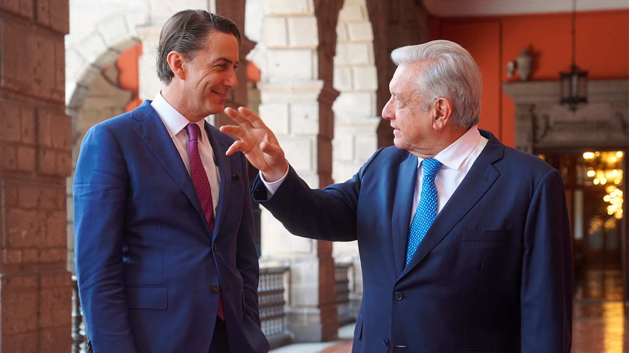 Se reúne el presidente con funcionarios de Estados Unidos