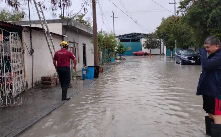 Siguen lluvias en Nuevo León, causan accidentes viales
