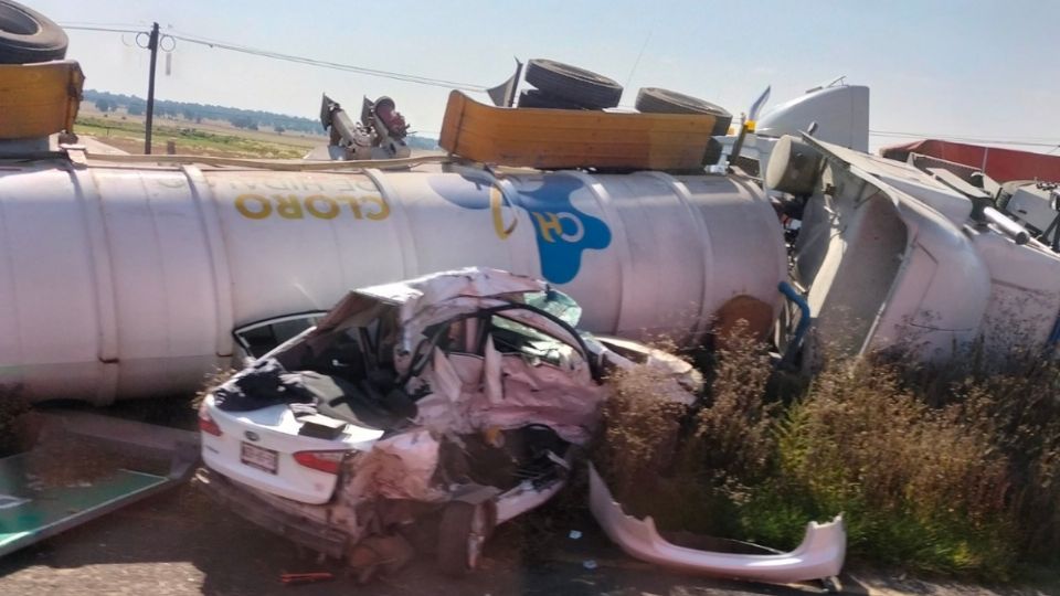 Vuelca pipa con cloro en Hidalgo