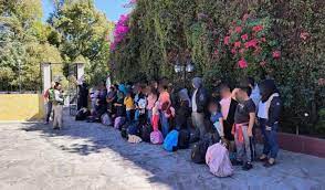 Aseguran a 100 migrantes en Tlaxcala