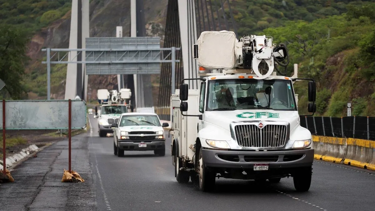 CFE restablece 75% de electricidad en zona afectada por Otis