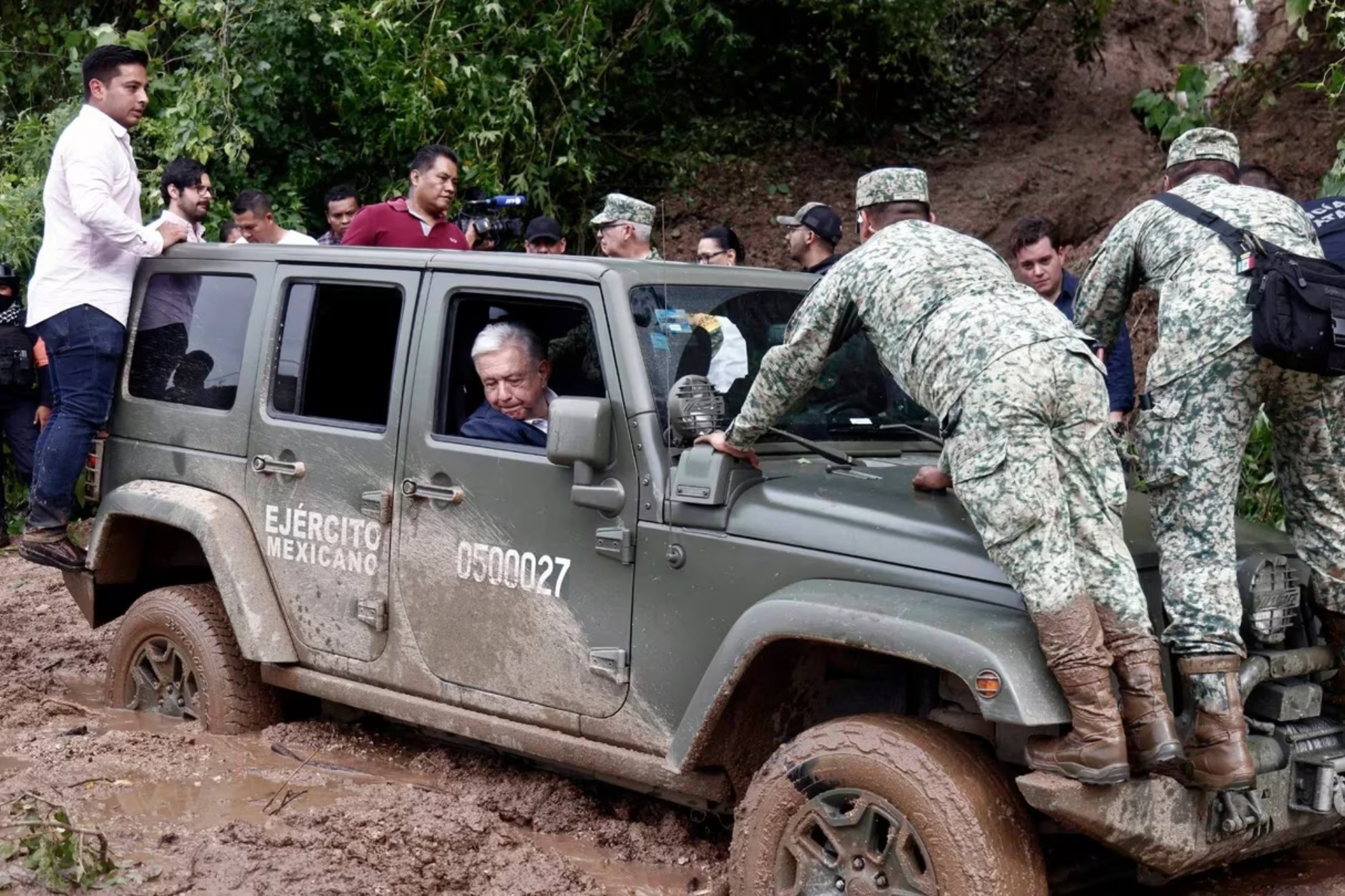 AMLO no ha compartido imágenes de sus visitas a Acapulco, pues no las ha hecho. Después del intento fallido que dio pie a la fotografía del Jeep atascado en el lodo, el mandatario ha preferido acudir a la península de Yucatán.