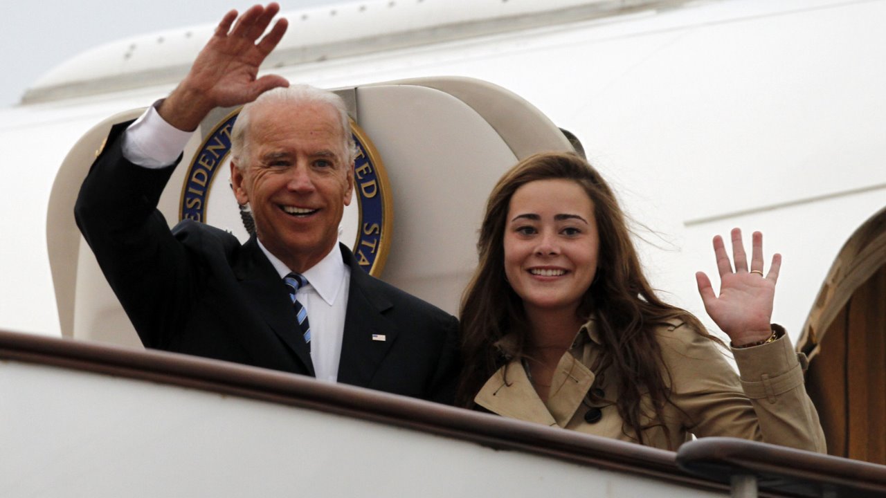 Intentaron entrar al vehículo de la nieta de Joe Biden