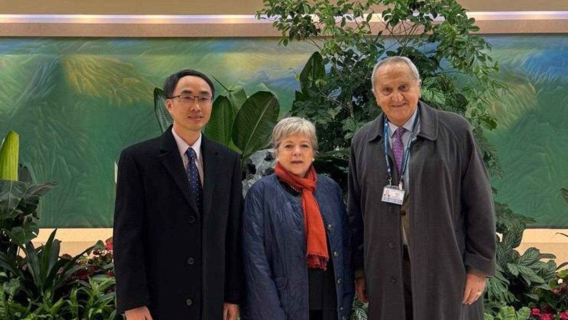 Llega Alicia Bárcena a china para comprar enseres.