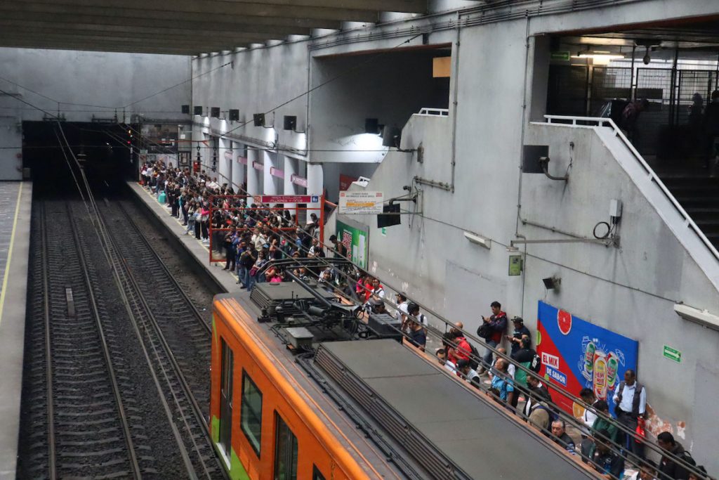 Ante el cierre de la Línea 9 del Metro, por mantenimiento y la saturación del sistema de transporte en hora pico, se hizo un llamado a los usuarios de la zona oriente.