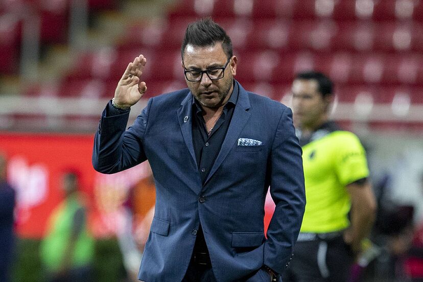 Apenas dos días después de la eliminación en las semifinales de la Liga MX, Antonio Mohamed presentó su renuncia como técnico de Pumas, por razones personales.