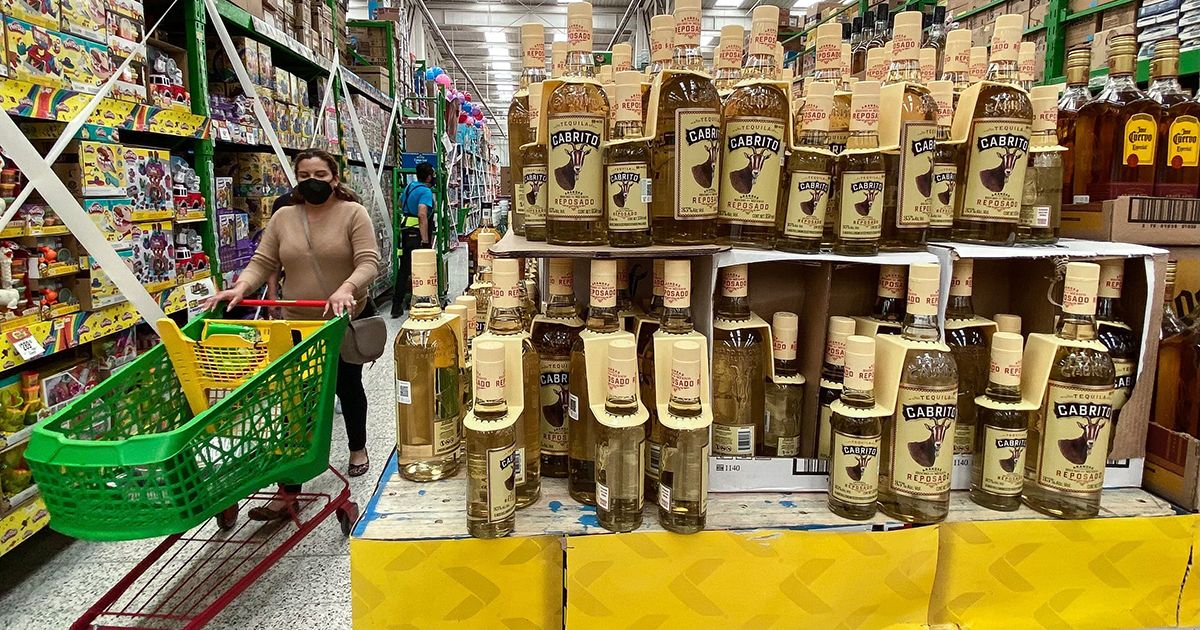 En el marco de las fiestas decembrinas, el SAT recordó a la población que antes de comprar una bebida alcohólica puede verificar su autenticidad con el marbete.
