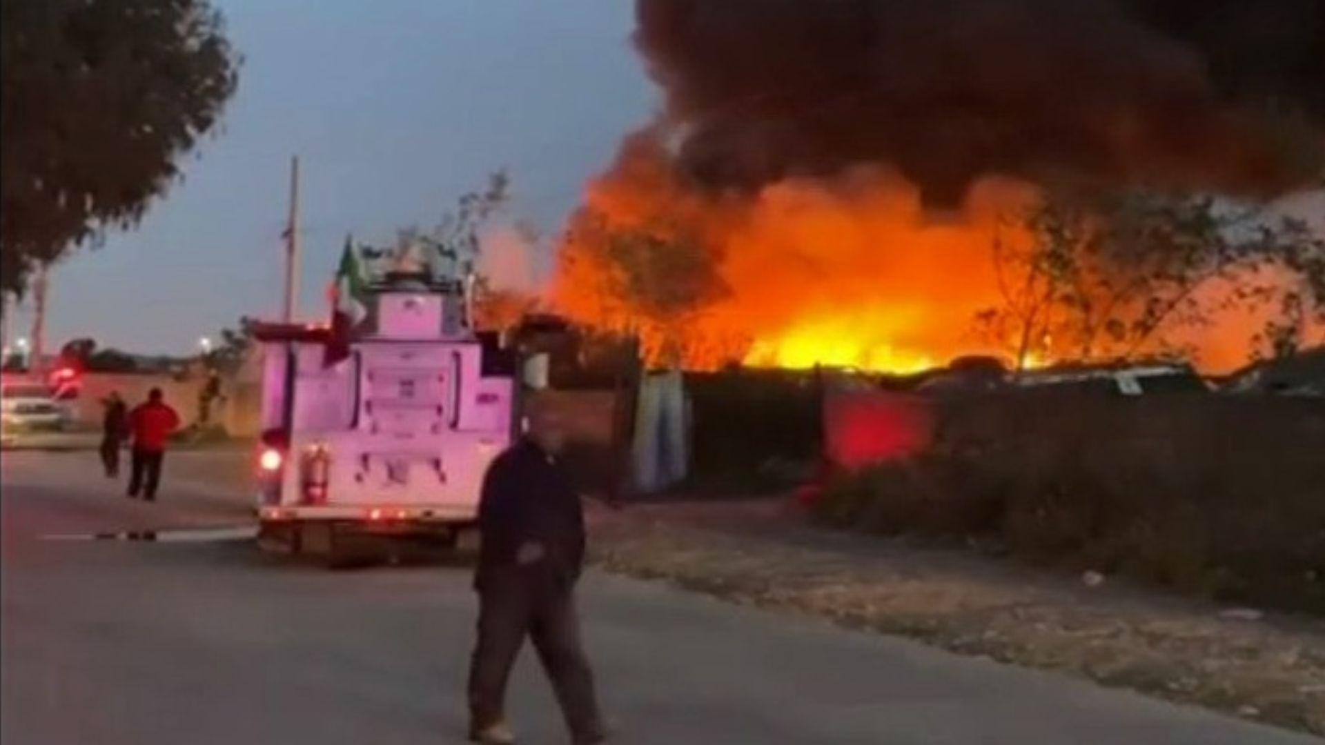 Un fuerte operativo de cuerpos de emergencia se registra este lunes en la capital del estado de Durango luego de registrarse un incendio en pastizales.