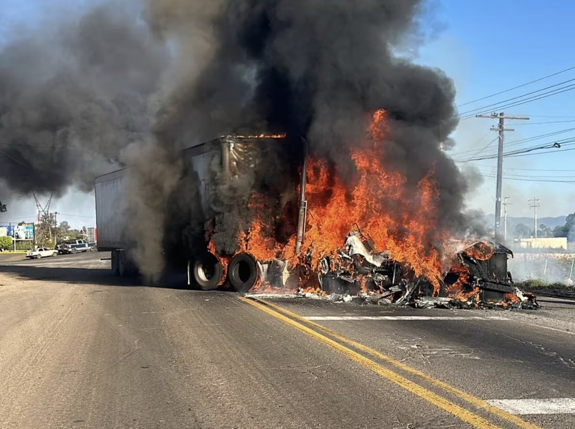 En el municipio de Buenavista, Michoacán, presuntos integrantes de la delincuencia organizada, realizaron narcobloqueos y secuestraron dos unidades automotrices