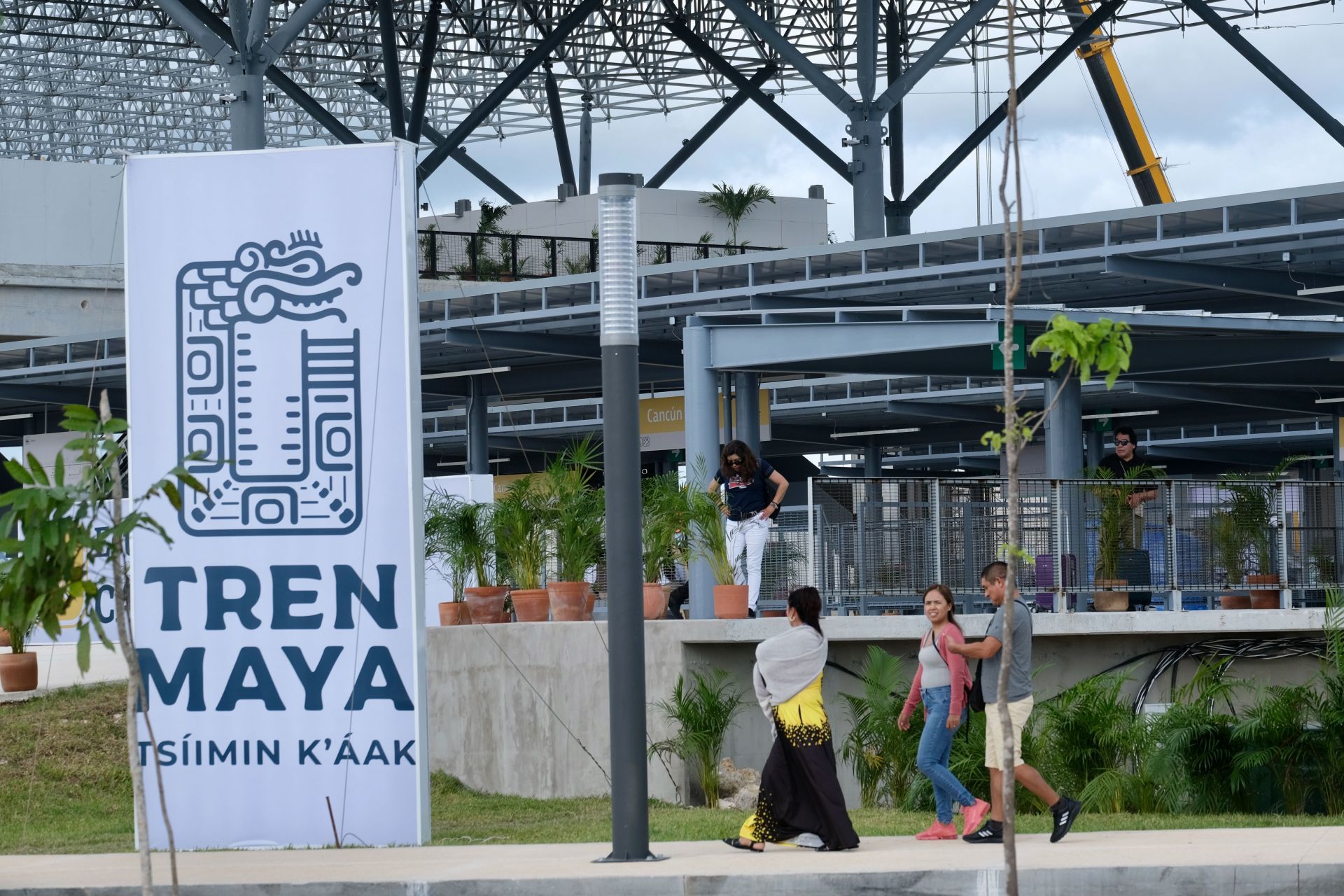 El tan cacareado Tren Maya, cuyo primer tramo inauguró el presidente Andrés Manuel López Obrador, solo trae dudas. Inacabado, se ha llenado no de pasajeros, sino de críticas, inclusive desde las mismas entidades a las que debe beneficiar.