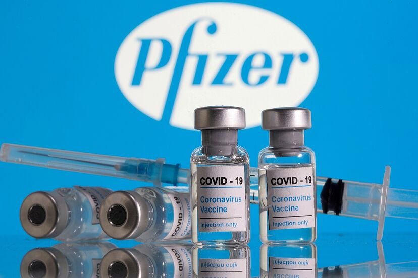 Los laboratorios Pfizer informaron que a partir de esta semana la vacuna Comirnaty contra covid-19 se puede comprar en las principales cadenas farmacéuticas del país.