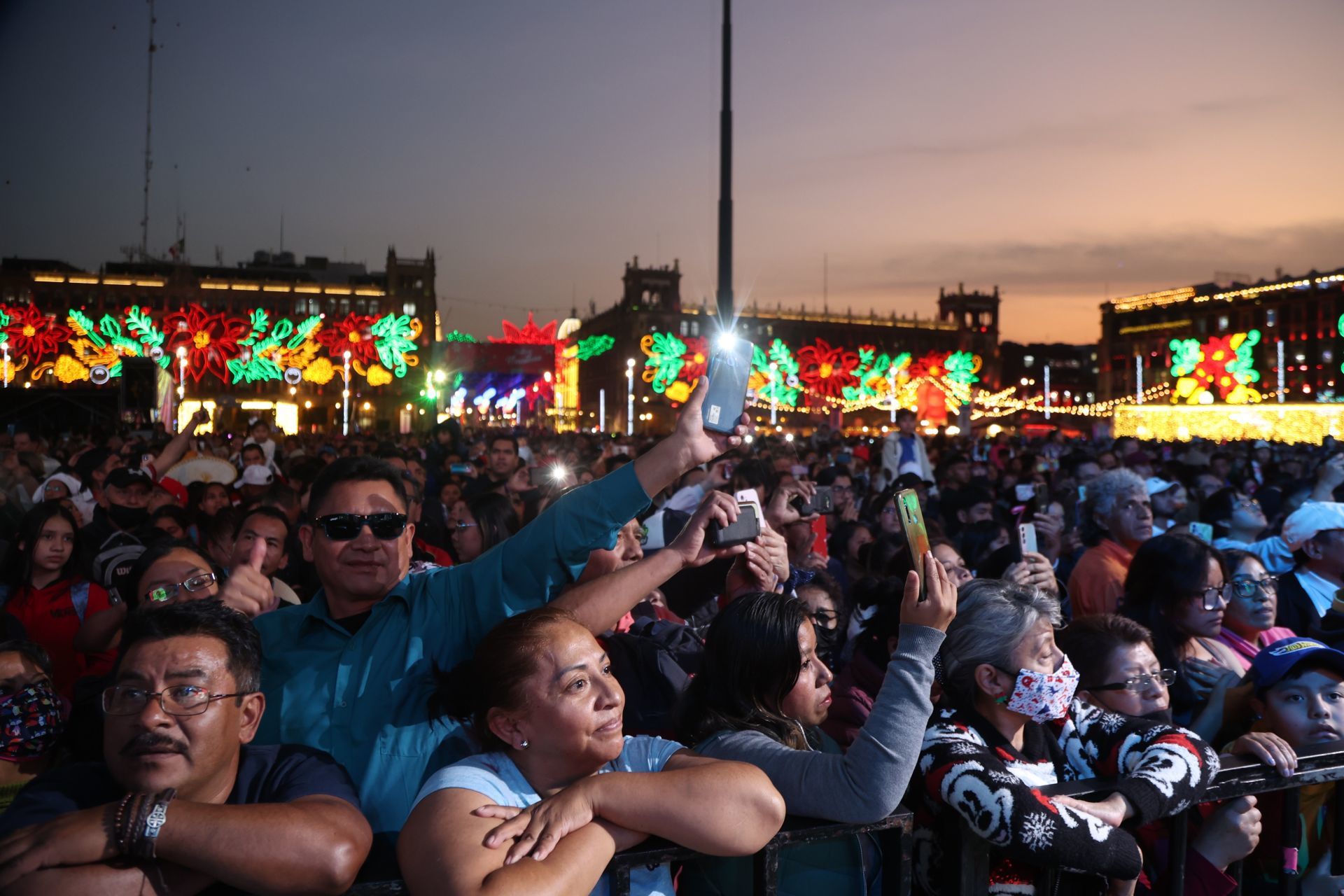 Con música clásica navideña que sale del escenario montado frente a la Catedral Metropolitana, familias completas, con niños en brazos, y cientos de turistas nacionales y extranjeros, recorren la Verbena Navideña 2023