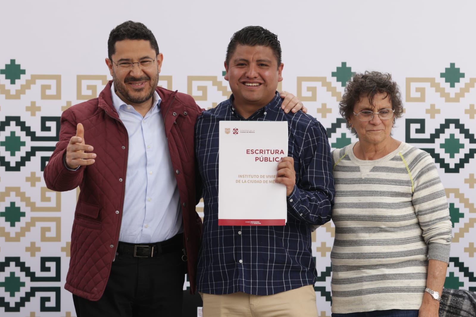 Martí  Batres entregó escrituras en la Ciudad de México
