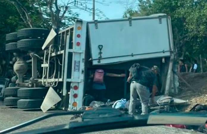 Volcadura en Chiapas deja 18 migrantes lesionados