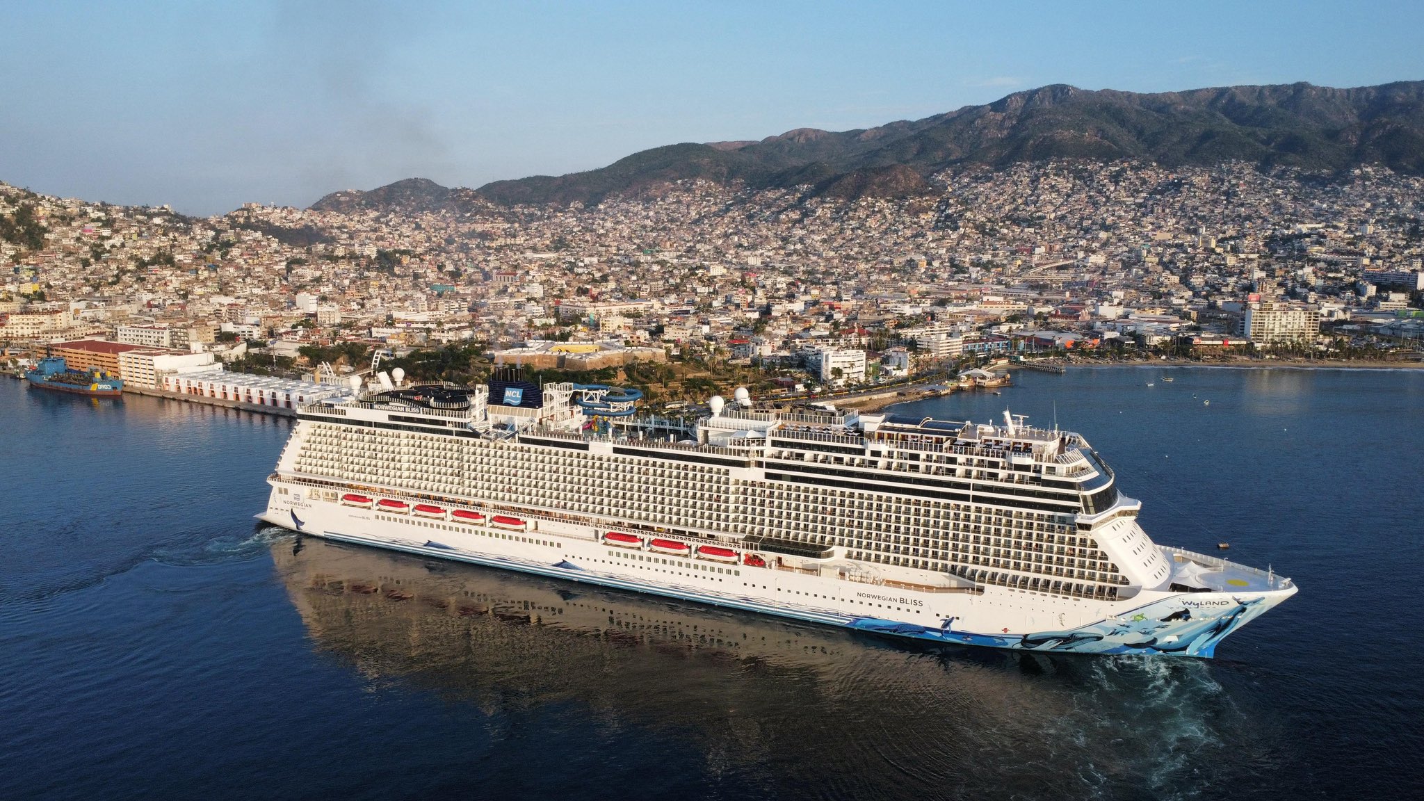 La mañana de este miércoles, el barco de pasajeros Norwegian Bliss atracó en el puerto de Acapulco en punto de las 7:40 horas con más de 5,400 personas a bordo.