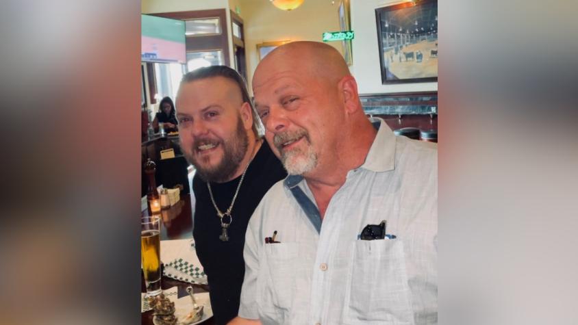 La noticia del fallecimiento de Adam Harrison, hijo del famoso presentador de televisión Rick Harrison, ha sacudido los cimientos del mundo de la televisión.