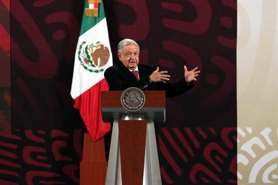AMLO manifestó su pesar durante su conferencia de prensa mañanera ante el fallo emitido por una jueza a favor de ocho militares vinculados al caso Ayotzinapa.