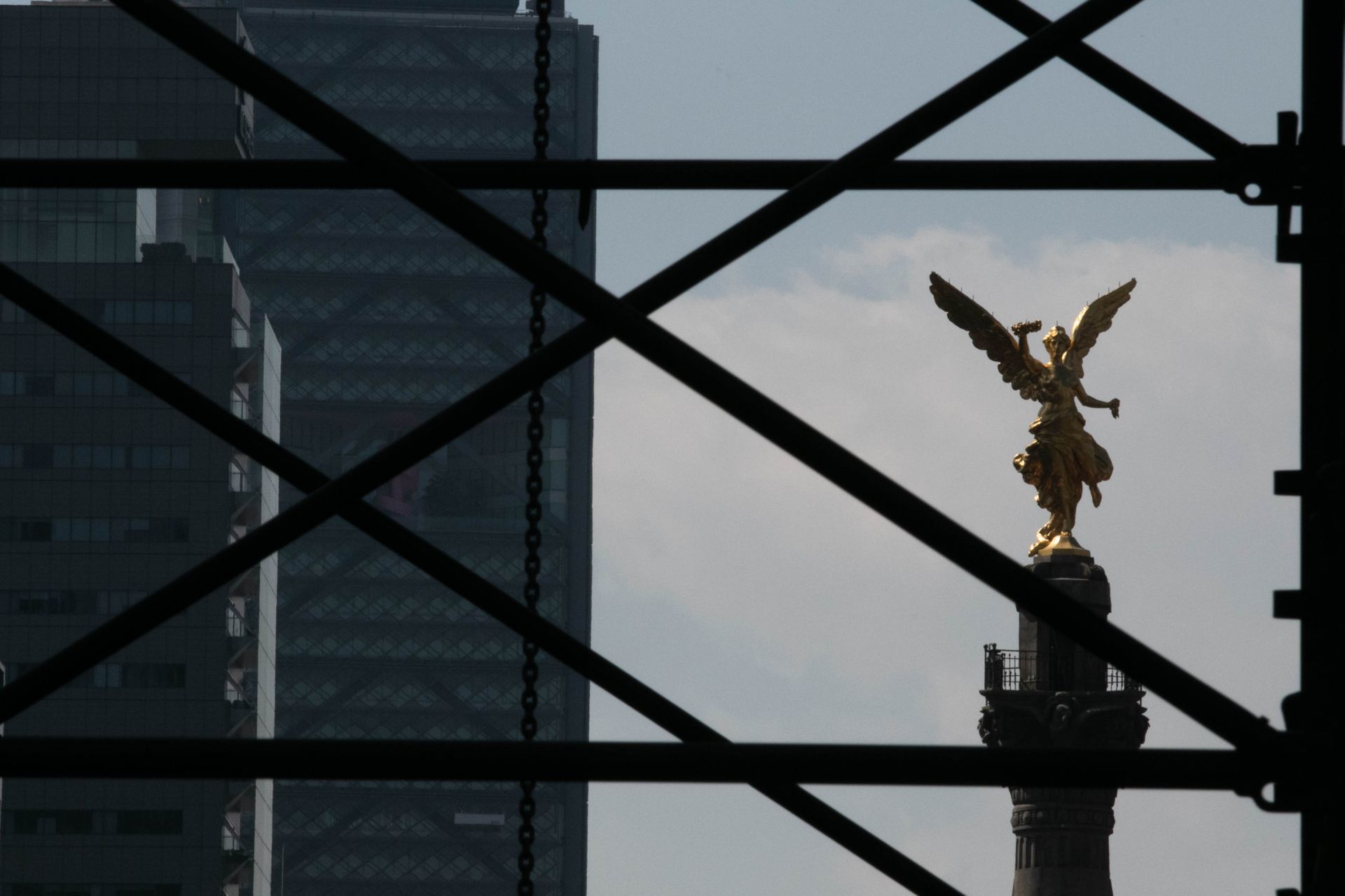 La SCJN desechó la controversia constitucional que disponía la entrega provisional de la administración del Ángel de la Independencia al gobierno capitalino.