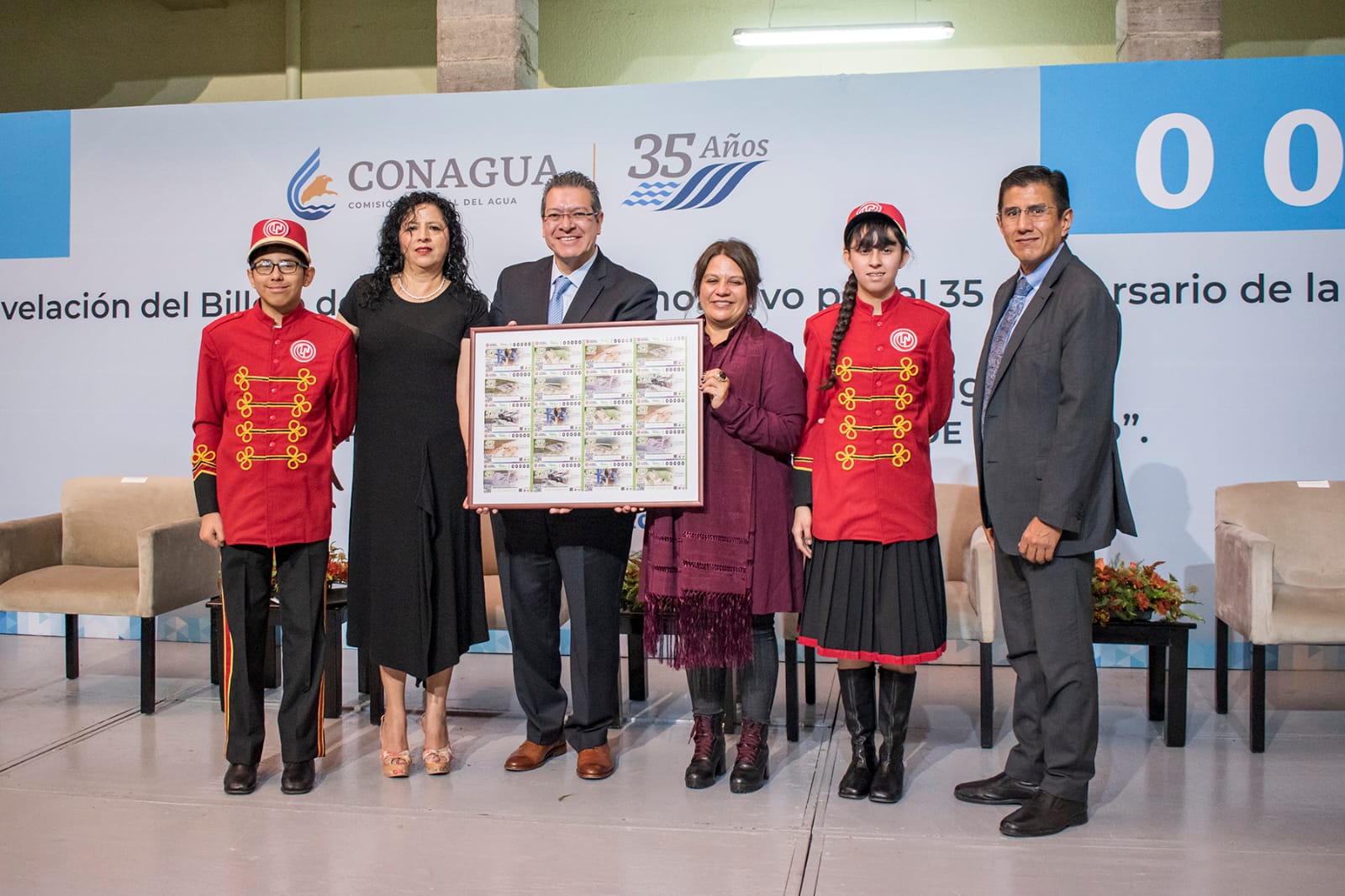 La Lotería Nacional develó el billete conmemorativo por el 35 aniversario de la Conagua, en un reconocimiento a las y los trabajadores de este organismo.