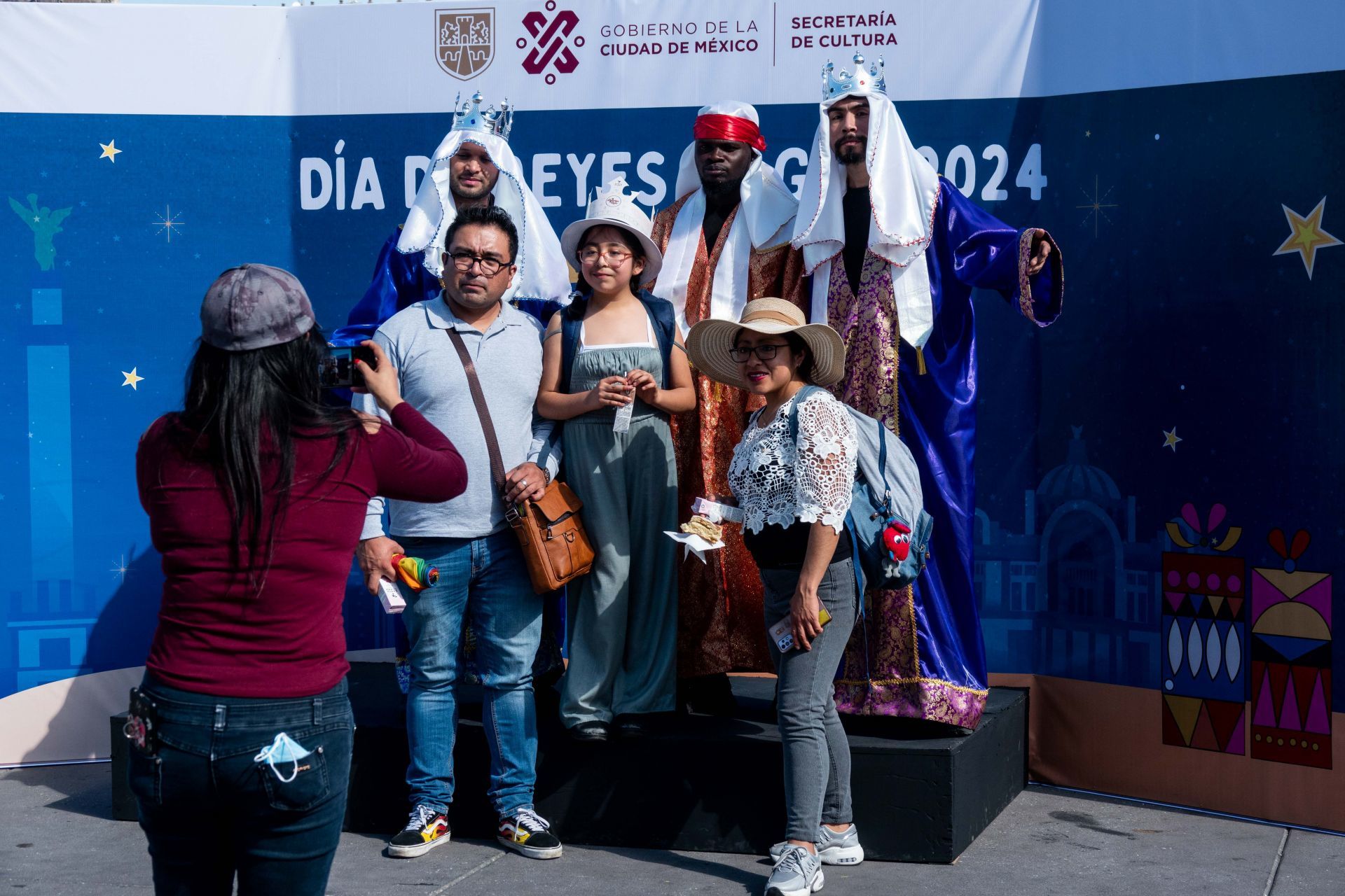 En la explanada del Zócalo también se rompieron 250 piñatas y se contó con 5 stands para fotografías con los Reyes Magos como parte de los festejos.