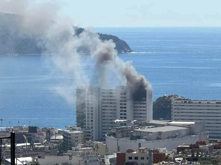 La tarde de este miércoles se registró un incendio en el piso 12 del hotel Emporio en Acapulco, causando daños materiales y crisis nerviosas.
