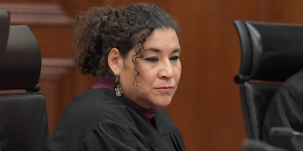 El nombramiento de Lenia Batres como ministra de la SCJN y las declaraciones subsiguientes de la política y AMLO, revelan la falta de autonomía en México.