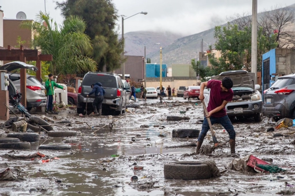 Las lluvias en Tijuana trajeron lodo y basura, arrasando con automóviles, computadoras, con el patrimonio de cientos de familias que enfrentan las afectaciones.