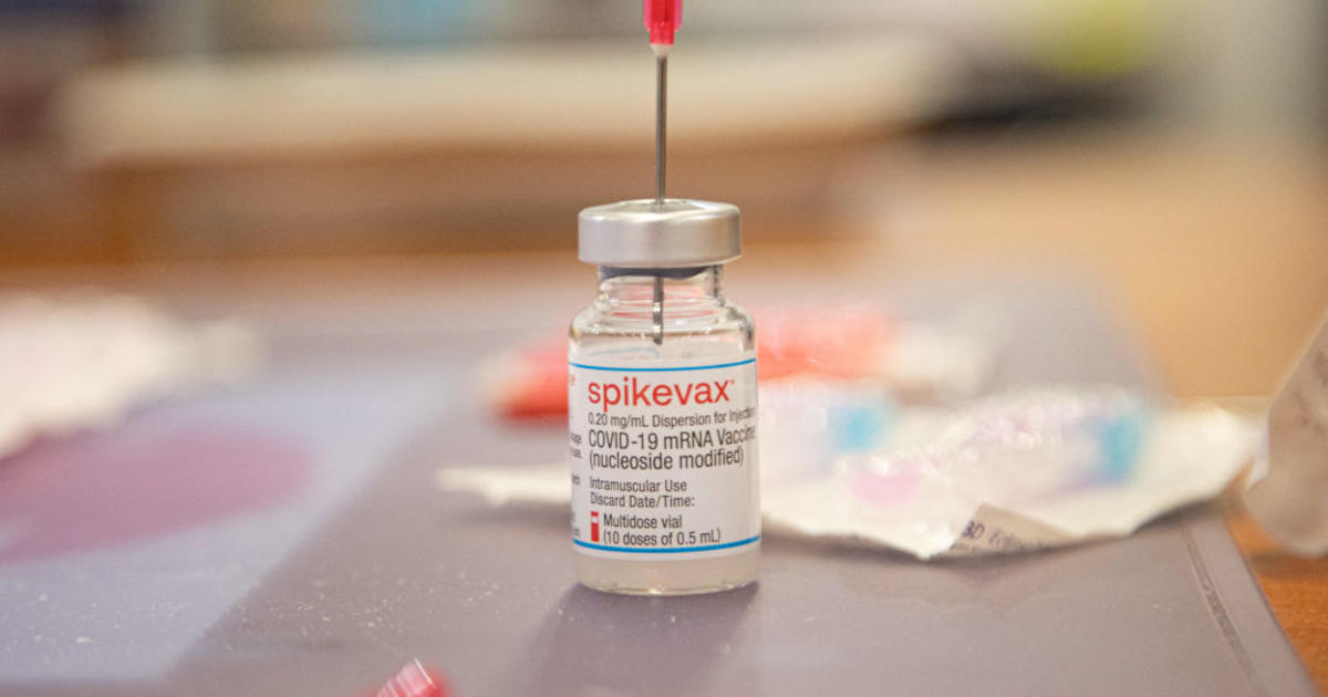 La vacuna Spikevax contra covid-19 de la farmacéutica Moderna, que ya empezó a venderse en nuestro país, se puede aplicar a partir de los seis meses de edad.