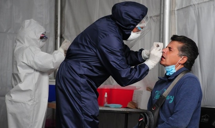 Aumentan contagios de COVID-19 y bajan los de influenza en México