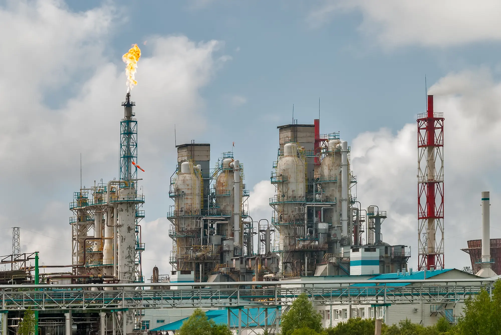 Dan a refinería de Nuevo León, suspensión contra cierre