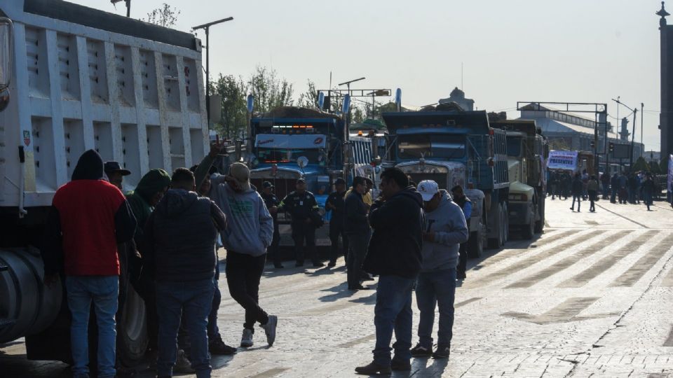 Dialoga SEGOB con transportistas en paro