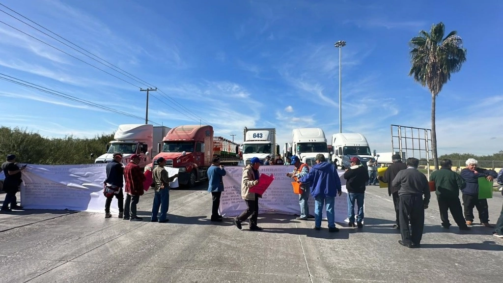 Ex ferrocarrileros bloquean Puente Internacional de Juárez