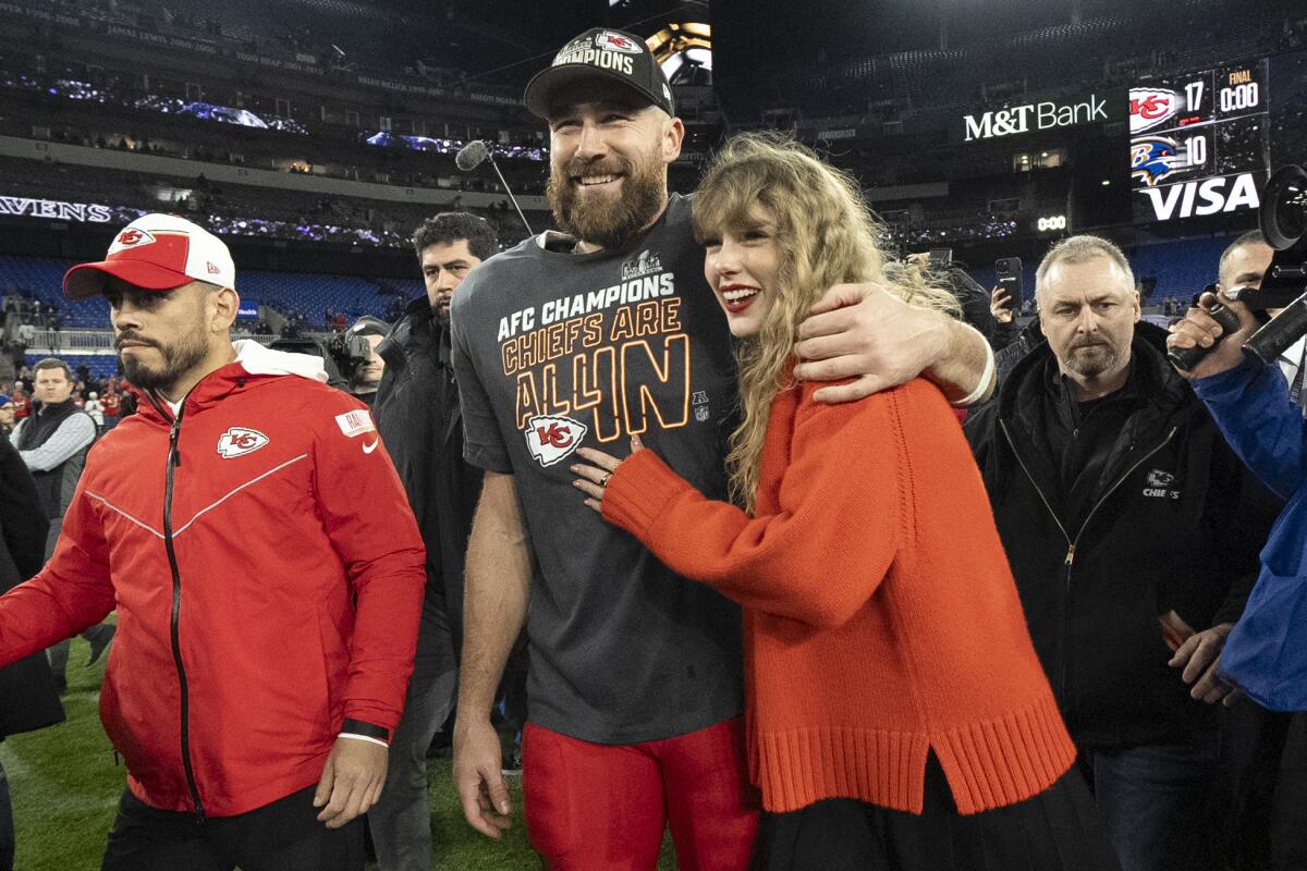 Festejan Kansas City Chiefs y Taylor Swift en club de Las Vegas