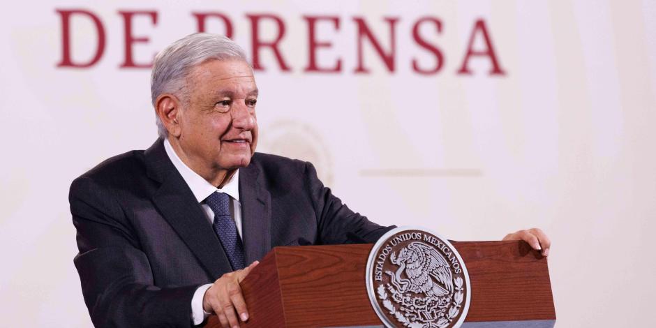 López Obrador presenta nueva sección en su conferencia: 'Quién es quién en los bots'