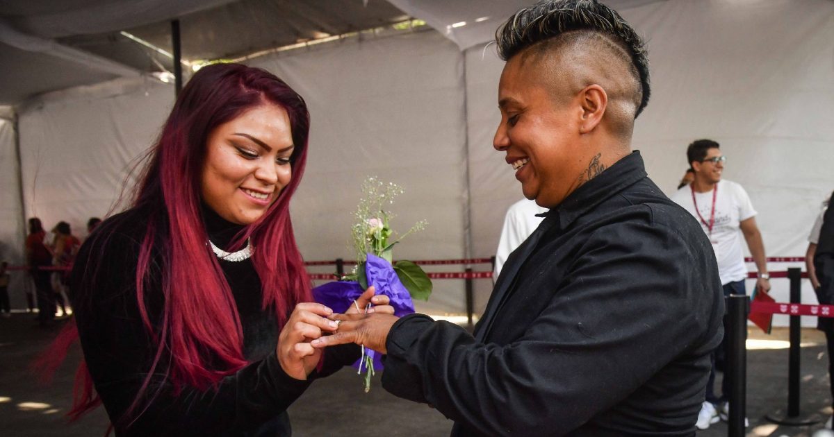 Se dan el Sí 200 parejas en la explanada del Registro Civil Central CDMX