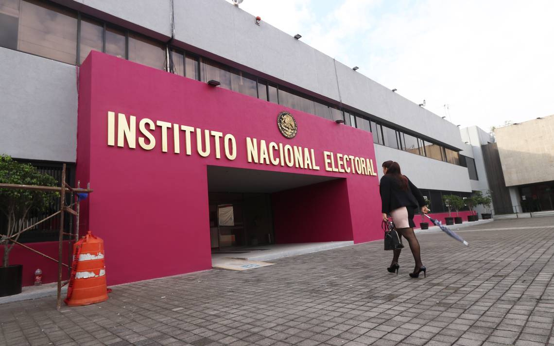 INE entrega lista para revisión a políticos relevantes
