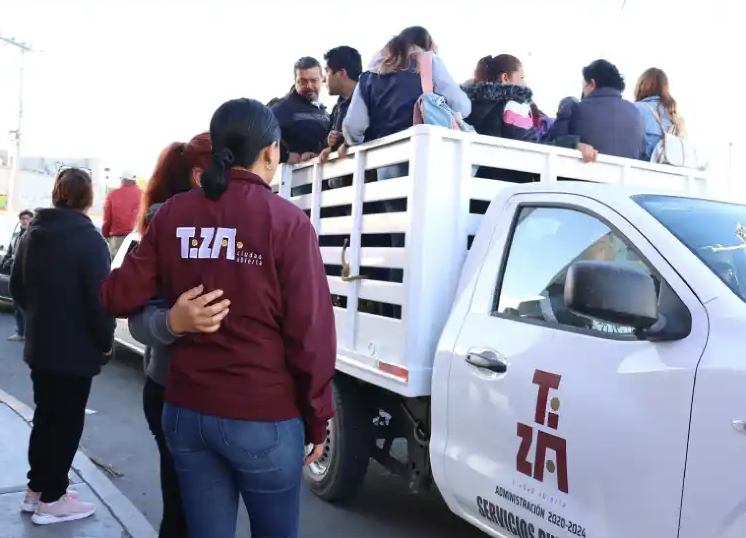 Ante el paro que iniciaron taxis y combis, el ayuntamiento de Tizayuca improvisó unidades del municipio para brindar el servicio de transporte